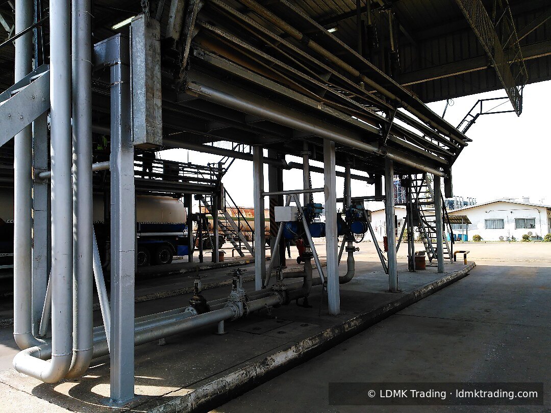 Loading gantry pipework and catwalk