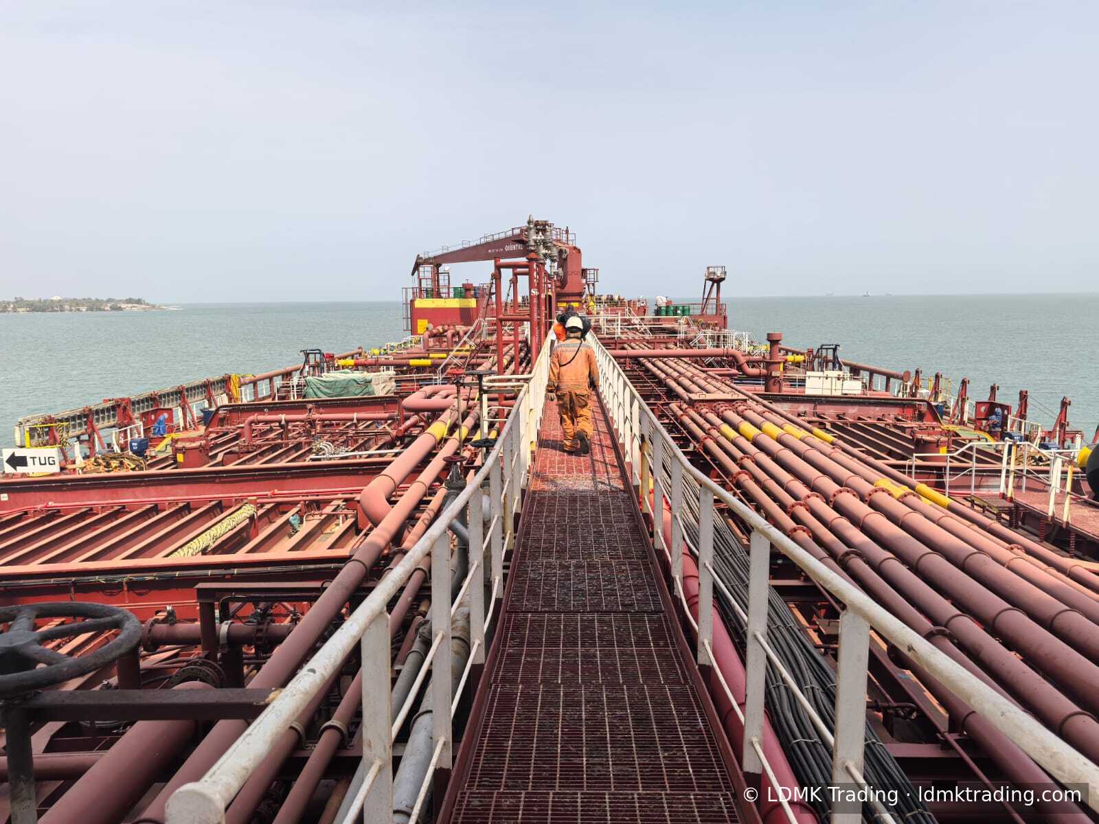 Tanker deck walkway and manifold